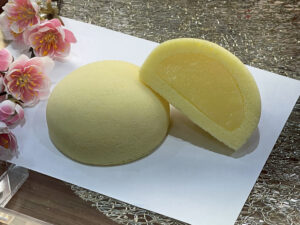 宮城県仙台市の人気お土産銘菓「萩の月」は常温保存可能で1個当たり147kcal（キロカロリー）