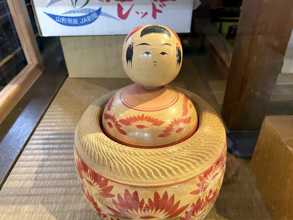 宮城県大崎市鳴子温泉の岩下こけし資料館で見た鳴子こけし