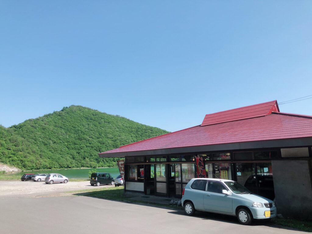 宮城県大崎市の鳴子温泉郷にある潟沼のレストハウス