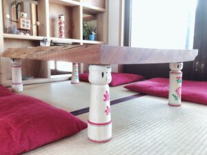 宮城県大崎市鳴子温泉郷の川渡温泉のカガモクにある鳴子こけし机