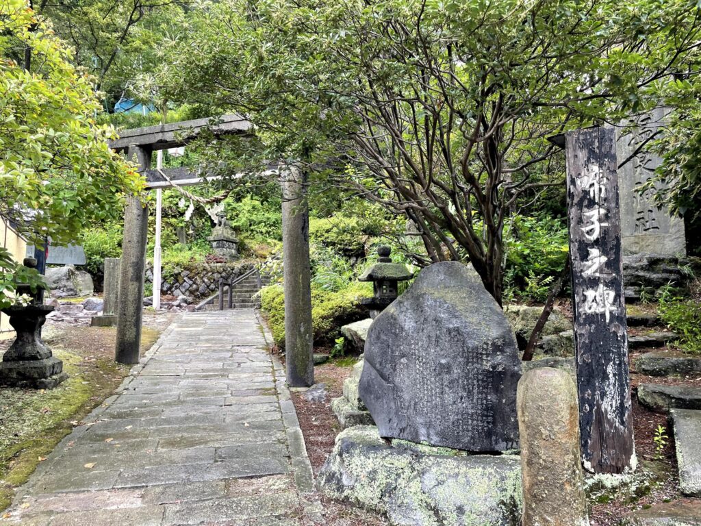 鳴子温泉神社の啼子之碑