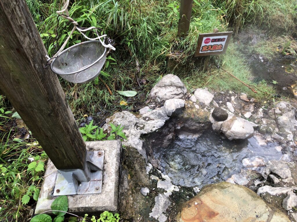 宮城県大崎市の鬼首地獄谷遊歩道の玉子湯
