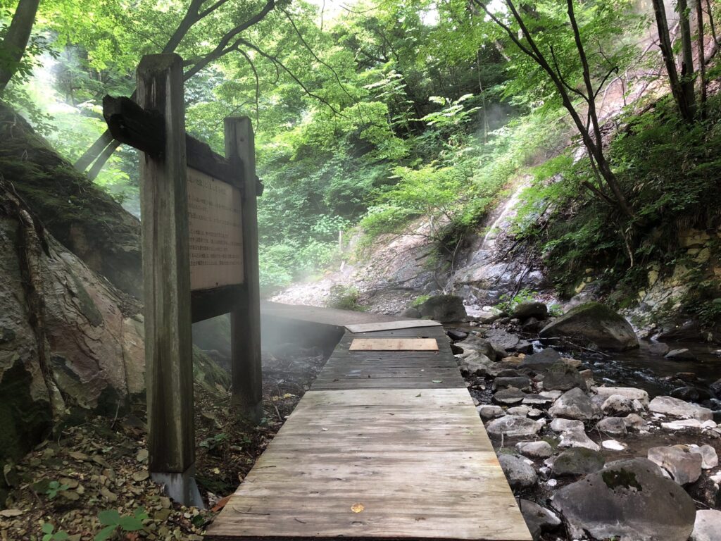 宮城県大崎市の鬼首地獄谷遊歩道