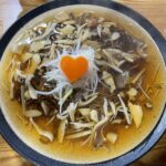 鳴子温泉のたかはし亭で鳴子焼蕎麦（おくずかけ）