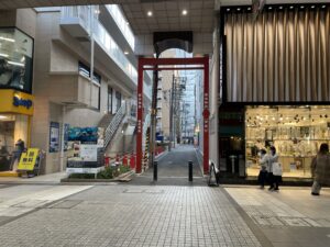 青葉区一番町のビルに中にある野中神社のサンモール側の鳥居