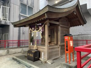 青葉区一番町のビルに中にある野中神社の社殿