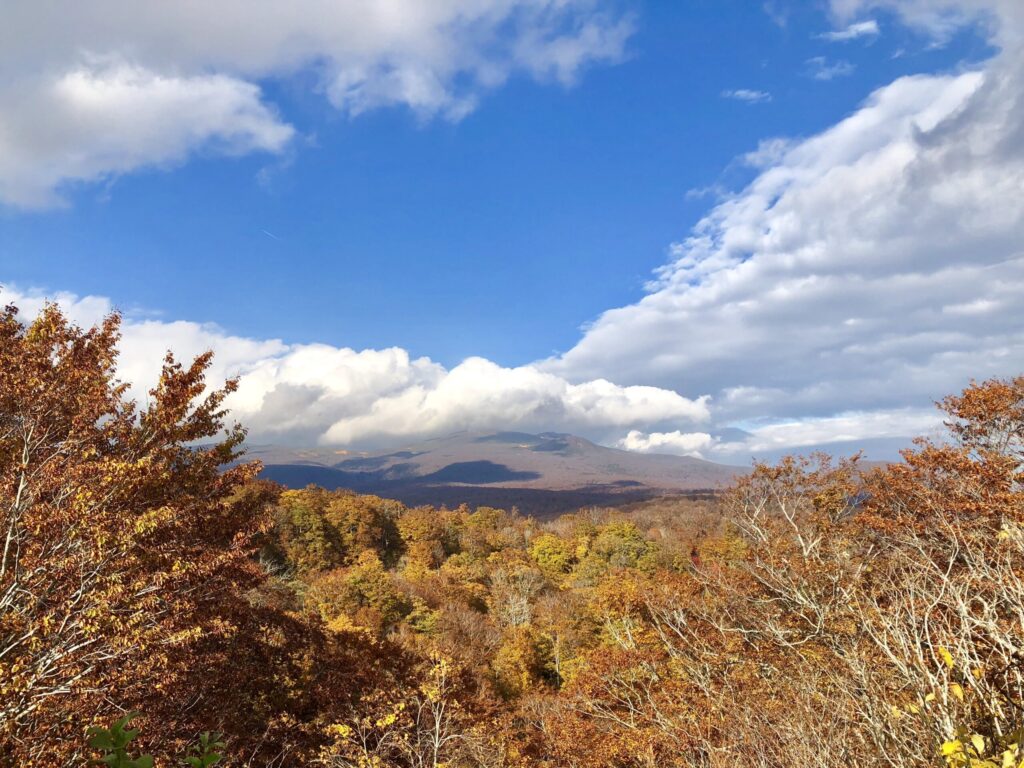 宮城県栗駒市の湯浜峠から見た栗駒山の紅葉「神の絨毯」